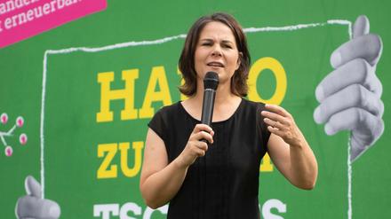 Annalena Baerbock, Kanzlerkandidatin der Partei Bündnis 90/Die Grünen, besucht das zentrale Wahlkampfcamp 2021 in Brandenburg.