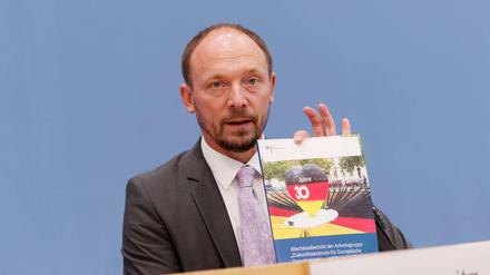 Der Ostbeauftragte Marco Wanderwitz stellt den Bericht Deutsche Einheit vor.