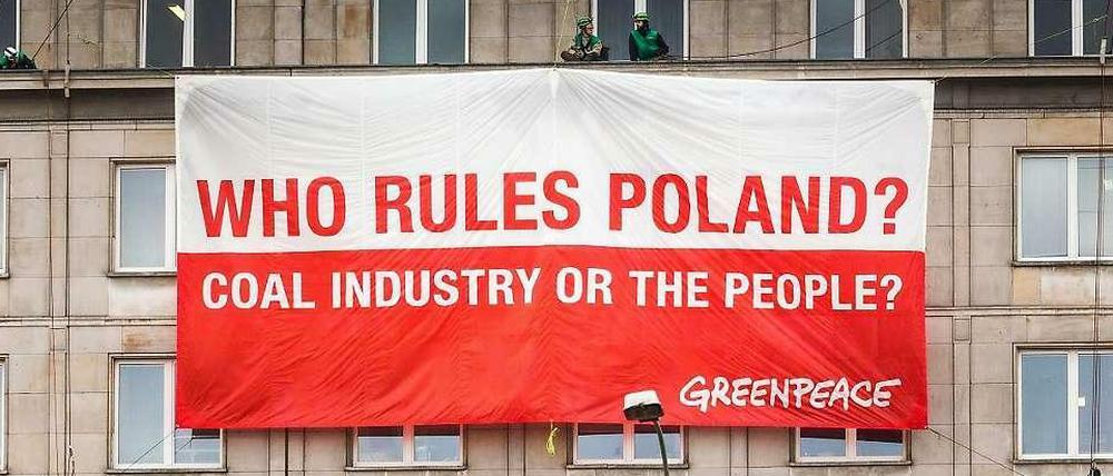 Der Kohleindustrie aufs Dach gestiegen. Der Greenpeace-Fotograf Konrad Konstantynowicz hat die Aktion der Aktivisten am Montag auf dem Dach des Wirtschaftsministeriums in Warschau festgehalten. Drinnen tagte derweil der Welt-Kohlegipfel. 