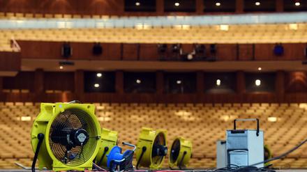 Nach dem Sprinklerschaden in der Deutschen Oper muss die Bühne noch trocknen.