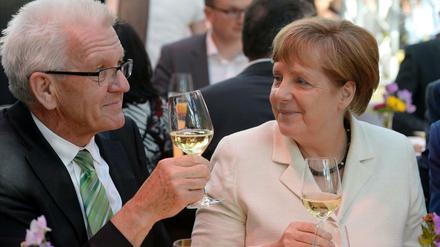Grünen-Politiker mit Wunsch-Kanzlerkandidatin: Winfried Kretschmann mit Angela Merkel beim Sommerfest der baden-württembergischen Landesvertretung im Sommer 2016.