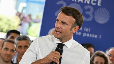 Emmanuel Macron hält am 12. Juli 2022 eine Rede während seines Besuchs bei der Firma STMicroelectronics.