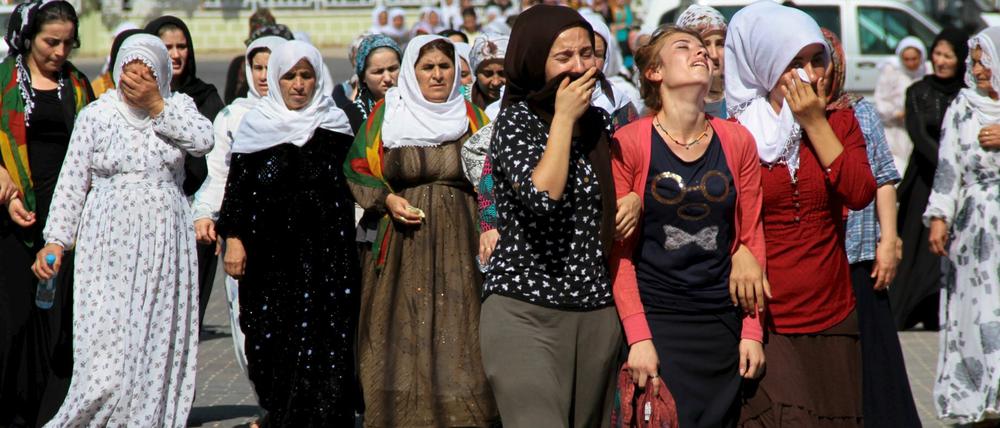 Kurdische Frauen bei einem Begräbnis von Opfern der Kämpfe zwischen türkischem Militär und der PKK in Silopi in der türkischen Provinz Sirnak.