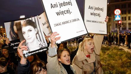 Nach dem Tod einer schwangeren Frau protestieren Tausende Menschen in Polen. „Nicht eine Einzige mehr“ steht auf ihren Plakaten.