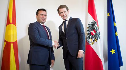 Österreichs Bundeskanzler Sebastian Kurz begrüßt Zoran Zaev, Ministerpräsident von Mazedonien. 