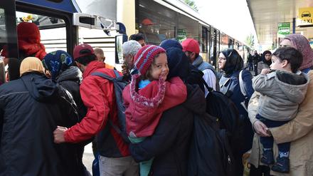 Flüchtlinge erreichen den Bahnhof Schönefeld. Die Zahl der Menschen, die in Brandenburg ankommen, steigen.