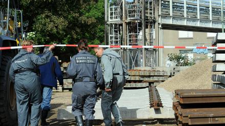 Mitarbeiter der Kriminalpolizei untersuchen am Montag am S-Bahnhof Ostkreuz in Berlin eine Kabelbrücke, in der es gebrannt hat. Der Zugverkehr im Ostteil der Stadt fiel in den Morgenstunden weitgehend aus.