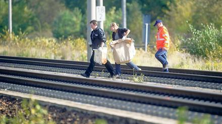 Im Dauereinsatz. Auch am Mittwoch waren mehrere Bahnstrecken in der Stadt gesperrt, damit die Polizei Bandsätze entschärfen und Spuren sichern konnte.