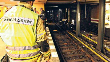 Glimpflich ausgegangen. Nach dem Brand am U-Bahnhof Zoo stellte die Feuerwehr riesige Belüftungsgeneratoren auf, um den Tunnel vom Rauch zu befreien.
