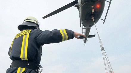 Einweisung. Im Katastrophenfall – hier ein Hubschrauber der Bundeswehr beim Abladen von Sandsäcken – werden die Einsätze der Soldaten von Berlin aus koordiniert.