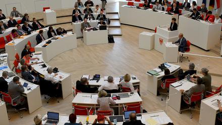 Der Landtag Brandenburg beschloss ein Gesetz, wonach die 34.000 Beamten künftig mehr Geld bekommen.