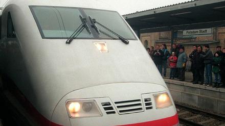 Historische Aufnahme: Ein ICE steht in den 1990er-Jahren im heutigen Potsdamer Hauptbahnhof - damals noch Potsdam Stadt.