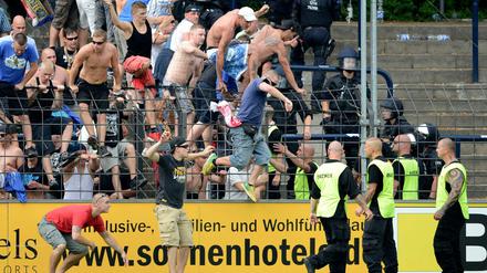 Attacke: Und schon waren die Lok-Leipzig-Fans über den Zaun. Polizei und Ordner konnten ihnen kaum etwas entgegensetzen.