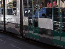 72-Jährige leicht verletzt: Auto stößt mit Potsdamer Tram zusammen