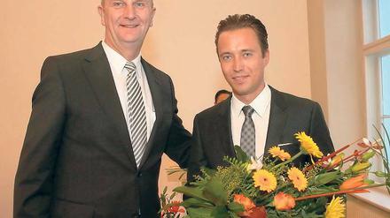 Blumen vom Minister. Frank Pauer (r.) rettete einem Surfer das Leben. Am Montag zeichnete Innenminister Dietmar Woidke (SPD) ihn und drei weitere Lebensretter aus.