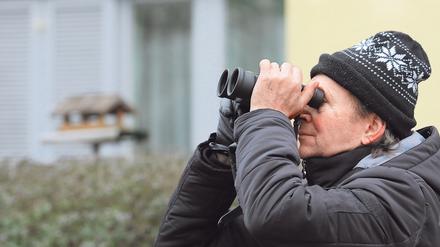 Der Potsdamer Ornithologe Manfred Pohl vom Naturschutzbund Brandenburg beobachtet die Lage vor Ort.