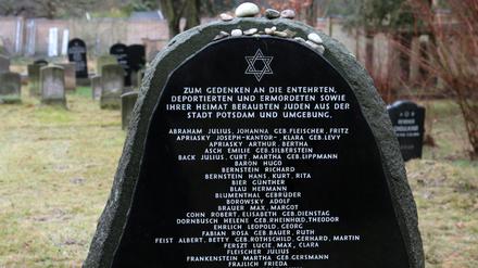 Der Gedenkstein für deportierte und ermordete Potsdamer Juden auf dem Jüdischen Friedhof am Pfingstberg. 
