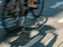 41-Jährige leicht verletzt: Radfahrerin stößt in Potsdam mit Auto zusammen