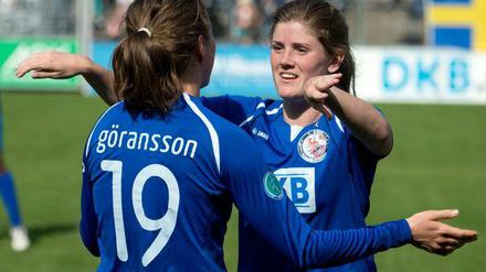 Die Potsdamer Spielerinnen Antonia Göransson (l) und Maren Mjelde freuen sich nach dem Schlusspfiff über den Sieg.