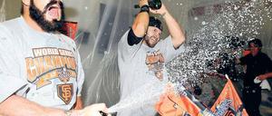 Hoch die Flaschen. Die Giants Brian Wilson (links) and Cody Ross feiern den Titel feucht und fröhlich.