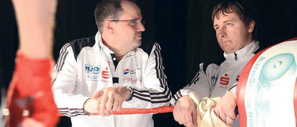 Getroffen oder nicht getroffen? Der Babelsberger Motor-Boxtrainer Ralph Mantau blickt fragend zu einem Trainerkollegen. Vor allem bei Auswärtskämpfen finder er nicht alle Kampfrichterentscheidungen nachvollziehbar.