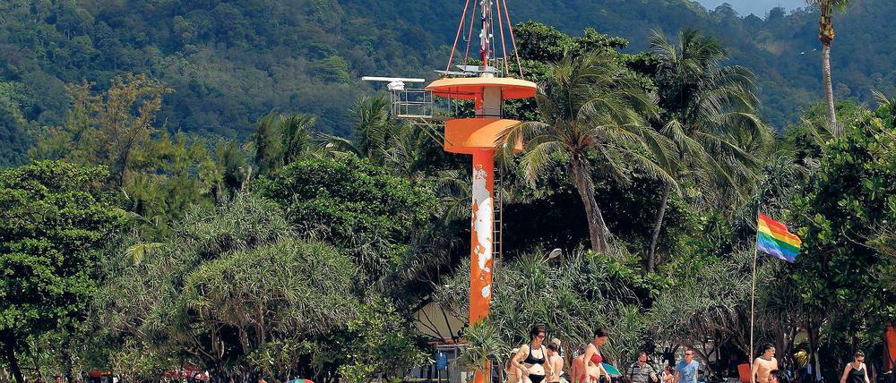 Unter Aufsicht. Ein Turm des Warnsystems am Patong Beach auf Phuket.