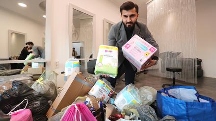 Ramazan Günel sammelt in seinem Salon in Babelsberg Hilfsgüter für die Erdbebenregion in der Türkei.