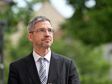 Potsdamer VIP-Ticket-Affäre: Wird Oberbürgermeister Mike Schubert abgewählt?
