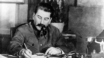 Randbemerkungen verraten ihn. „Generalissimus“ Stalin bei einer seiner liebsten Beschäftigungen.