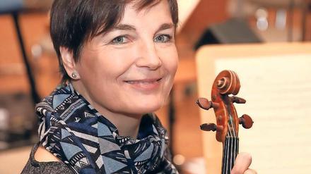 Renate Loock ist Geigerin der Kammerakademie Potsdam. Sie spielt auf einem Instrument von Jean Baptiste Vuillaume.