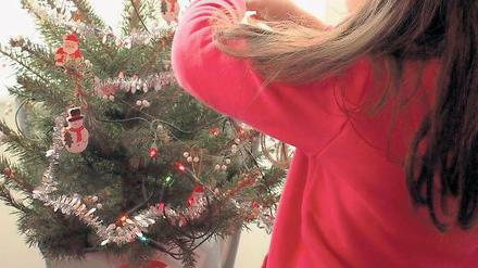 Ein bisschen wie zu Hause. Die sechsjährige Zena ist stolz auf ihren echten Weihnachtsbaum. In Damaskus hatte sie nur einen aus Plastik – der war dafür größer.
