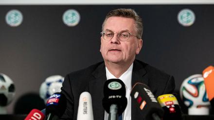 Reinhard Grindel bei Verkündung seines sofortigen Rücktritts als DFB-Präsident. 