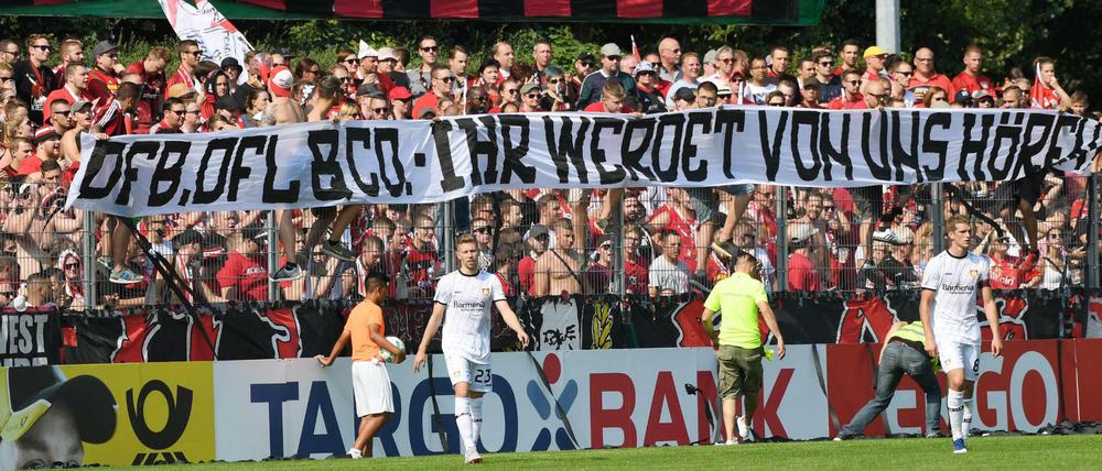 Klare Ansage. "DFB, DFL &amp; Co. - ihr werdet von uns hören", steht auf einem Fan-Banner von Bayer Leverkusen.