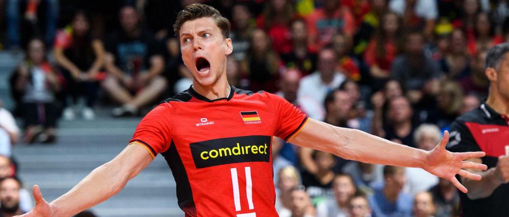 Breite Brust. Lukas Kampa steht mit deutschen Volleyballern im EM-Viertelfinale.
