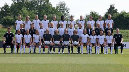 Die Deutsche Fußballnationalmannschaft der Frauen steht für ein Teamfoto auf dem Platz.