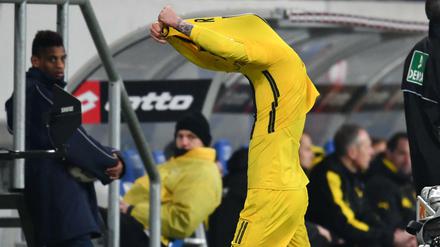 Dortmunds Marco Reus verlässt nach der roten Karte gegen ihn das Spielfeld.