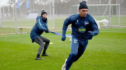 Karim Rekik (vorn) steht vor seinem Comeback für Hertha BSC.