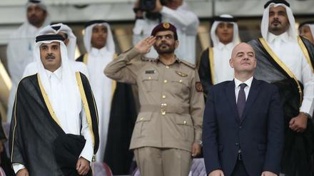 Fifa-Präsident Gianni Infantino (hier mit Katars Emir Tamim bin Hamad al-Thani will es mit der WM 2022 nun doch nicht übertreiben. 