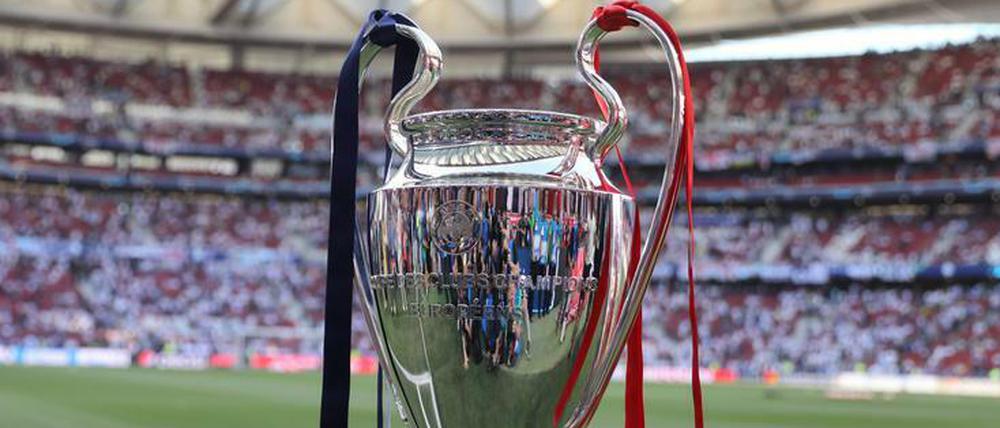 Droht Staub anzusetzen. Der Pokal für den Sieger der Champions League könnte auch erst im Spätsommer einen neuen Besitzer finden.