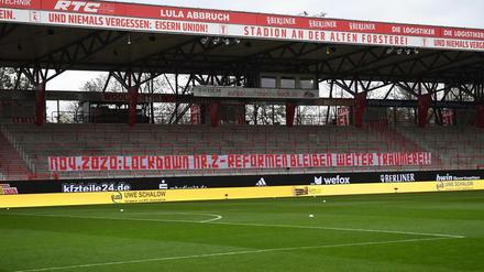 Spruchbänder statt Fans. Aber immerhin geht es weiter in der Fußball-Bundesliga.