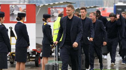  Nationaltorwart Manuel Neuer auf dem Weg zum Flugzeug.