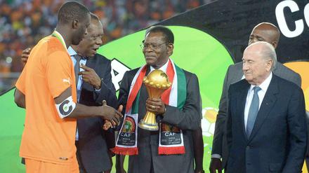 Gewinner und Verlierer. Der Kapitän der siegreichen Elfenbeinküste, Yaya Touré (l.), nimmt den Afrika-Cup entgegen von Äquatorialguineas Präsidenten. Teodore Obiang (M.) und Fifa-Präsident Sepp Blatter. 