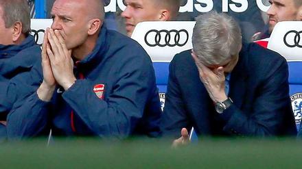 Einfach nicht hinsehen: Arsène Wenger während des 0:6-Debakels beim FC Chelsea, und auch Lukas Podolski (M.) kneift schon die Augen zu.