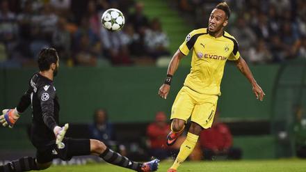 Gelupft. Pierre-Emerick Aubameyang trifft zum 1:0 für Dortmund.