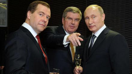 Das geht's lang. IOC-Präsident Thomas Bach mit dem russischen Präsidenten Wladimir Putin (r.) und Premierminister Dmitri Medwedew (l.).