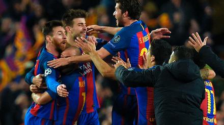Freuen sich über ihren Erfolg: Die Spieler des FC Barcelona nach ihrem Sieg über Paris St. Germain am Mittwochabend.