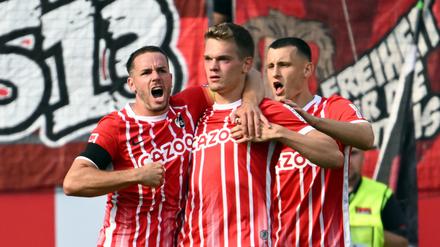 Die Freiburger feiern den ersten von drei Treffern, erzielt durch Matthias Ginter (Mitte).