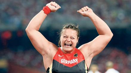 Kugelstoßerin Christina Schwanitz nach ihrem Gewinn der Goldmedaille bei der Weltmeisterschaft 2015 in Peking.