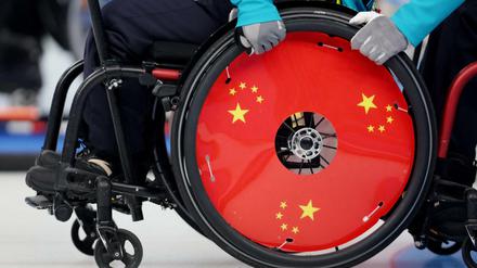 Das chinesische Rollstuhl-Curling-Team bei einem Spiel gegen Schweden.