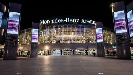 Die hell erleuchtete Mercedes-Benz Arena bei Nacht.